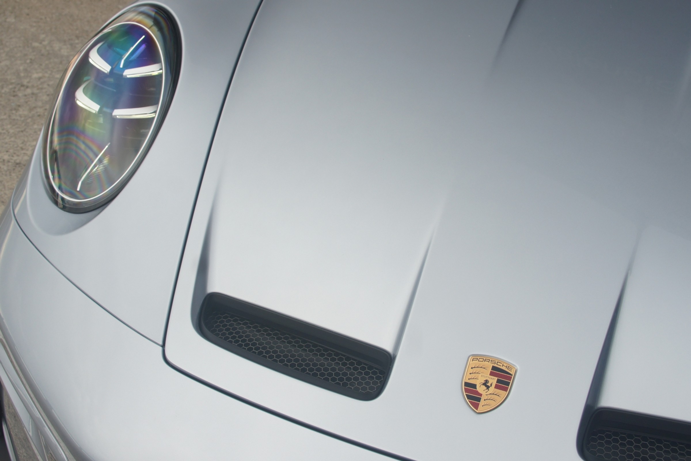 Zarobił prawie 54000 dolarów na jeździe Porsche 911 GT3. Warto inwestować w auta