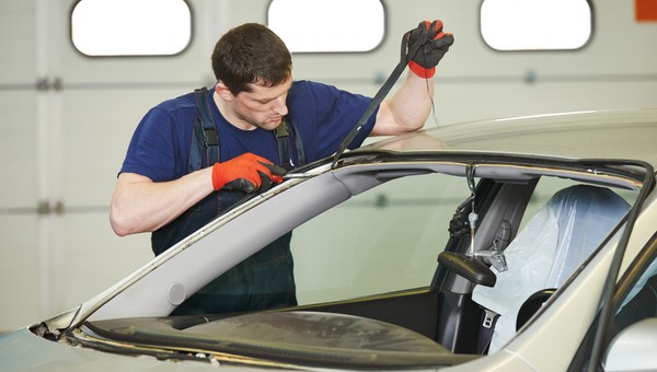 Nowoczesne szyby samochodowe nawet z 28 funkcjami. A koszty napraw rosną