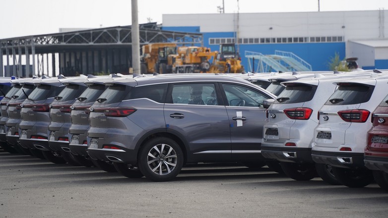 Nowe chińskie samochody (Chery) czekające w porcie na transport