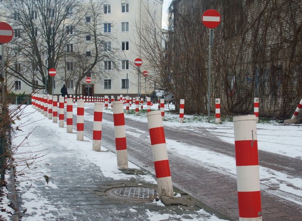 Polskie miasta toną w słupkach. Obejrzeliśmy te najsłynniejsze na warszawskim Muranowie