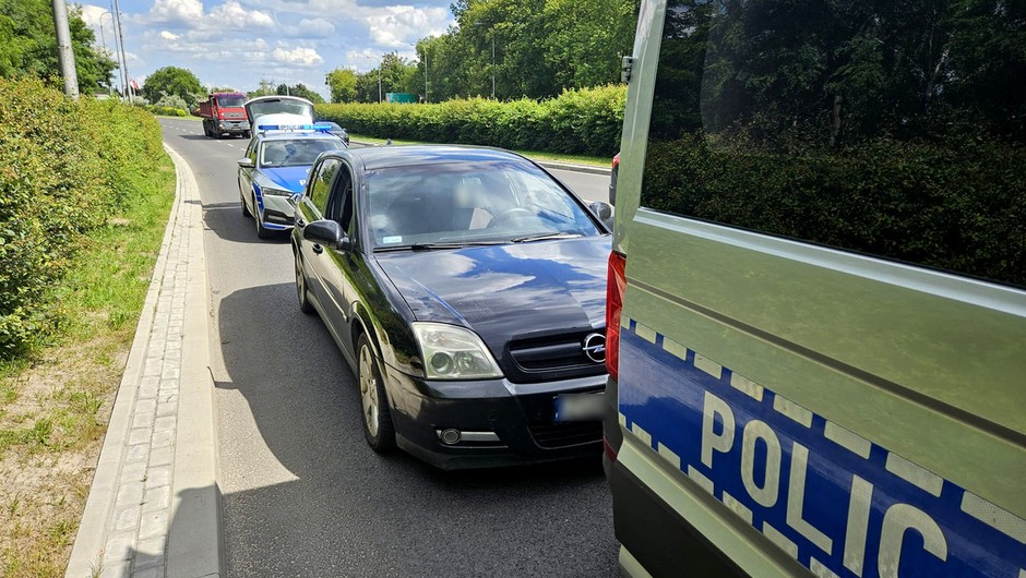 Obraz pochodzący z serwisu https://piotrkow-trybunalski.policja.gov.pl/ep/informacje/97356,Odpowiednia-reakcja-policjanta-pozwolila-na-zatrzymanie-nietrzezwego-kierowcy.html