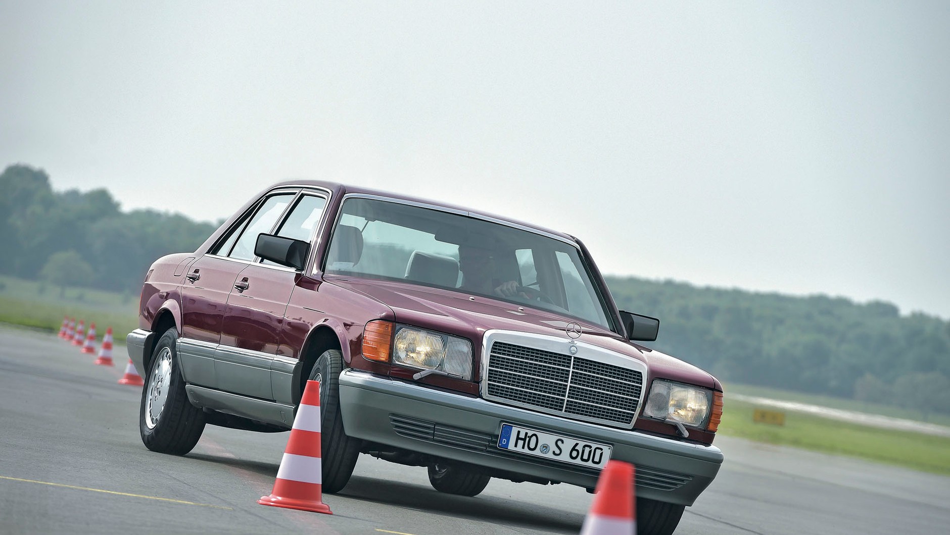 Mercedesa W126 trudno wyprowadzić z równowagi 
i nawet niewielki silnik nie jest w stanie osłabić charakteru tego auta. To zadziwiająco dobra kompozycja.