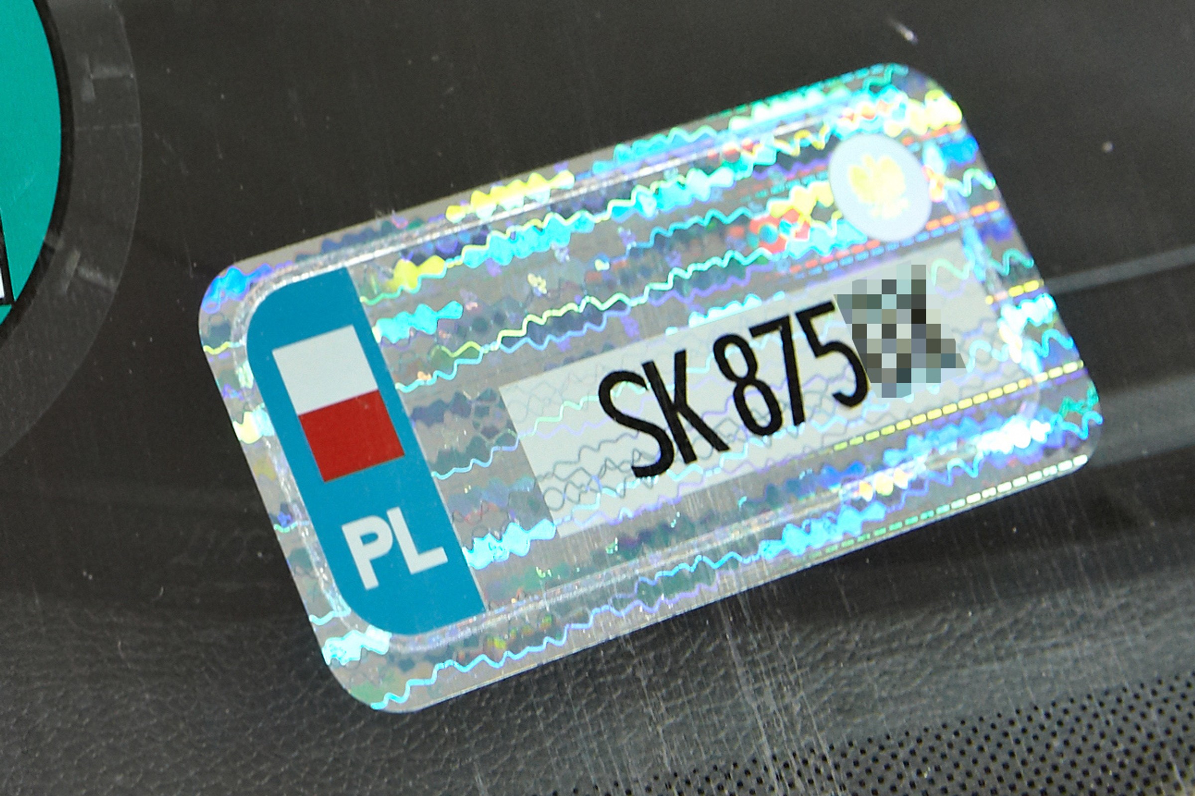 Wraca temat naklejek rejestracyjnych. Czy w 2025 r. dostaje się mandat za nieodklejenie?