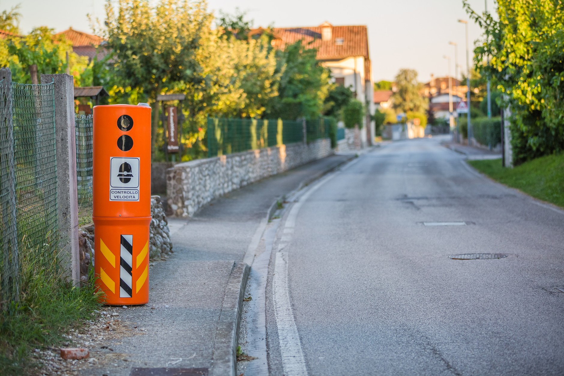 Fotoradary we Włoszech są rozlokowane w różnych losowych miejscach. Jest ich 11 000 