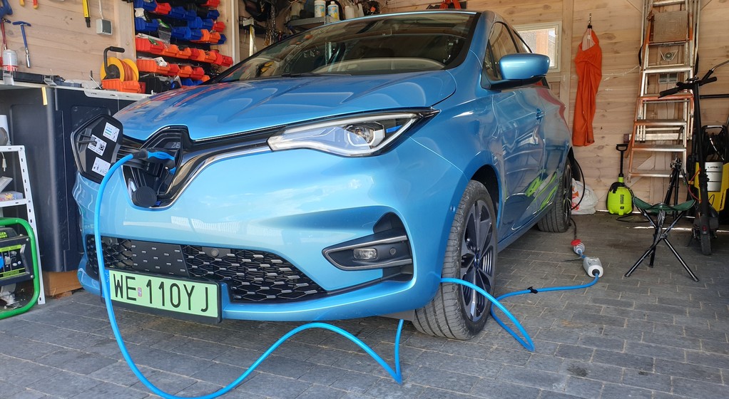 Aby szybko ładować auto elektryczne w domowym garażu, potrzebny jest albo tzw. wallbox, albo ładowarka podłączana do gniazda 3-fazowego