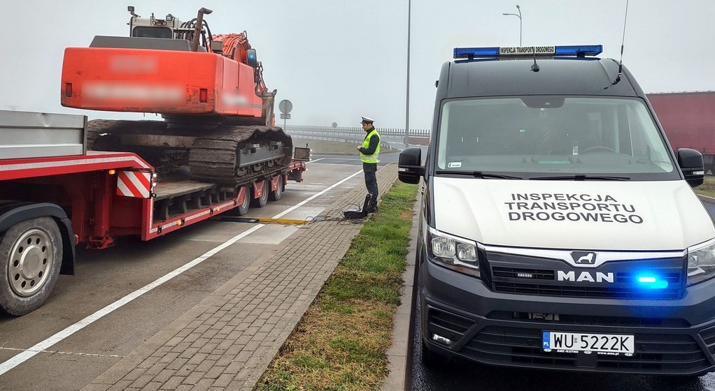 Wiózł tak ciężką maszynę, że aż dymiło się z kół
