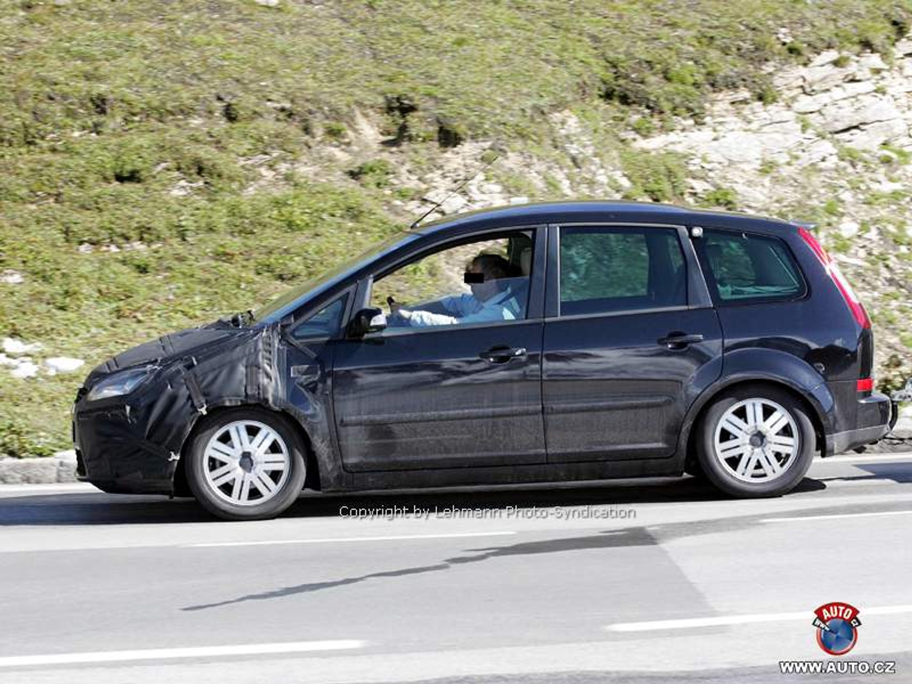 Zdjęcia szpiegowskie: face lifting Focusa C-Max