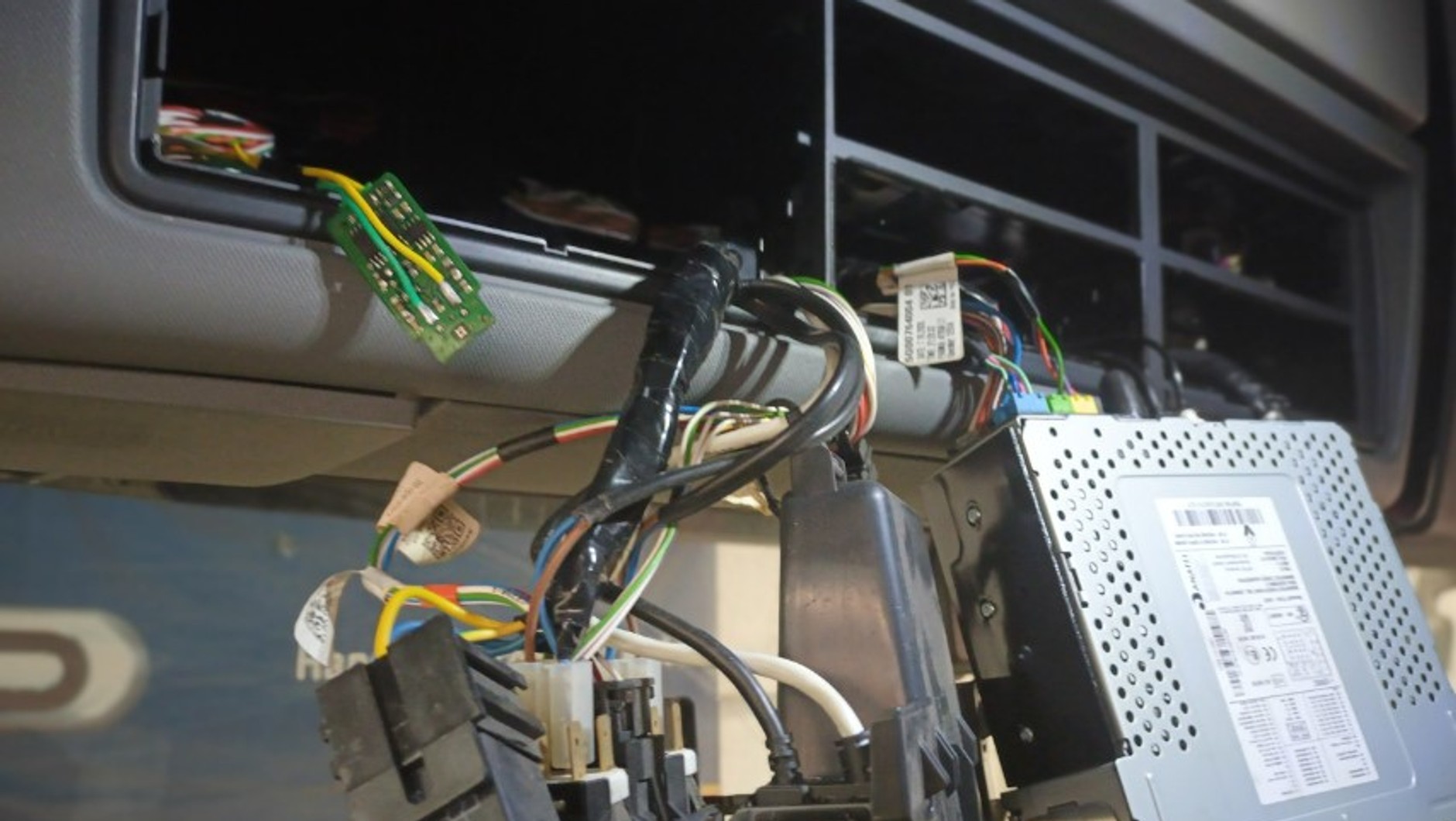 Zdemontowane urządzenia elektroniczne z kabiny kierowcy