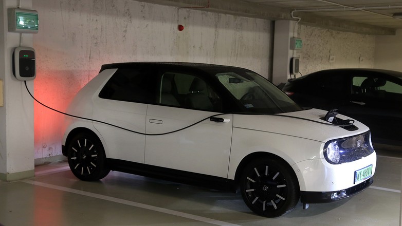 Ładowanie auta w garażu podziemnym – taniej niż na publicznych ładowarkach