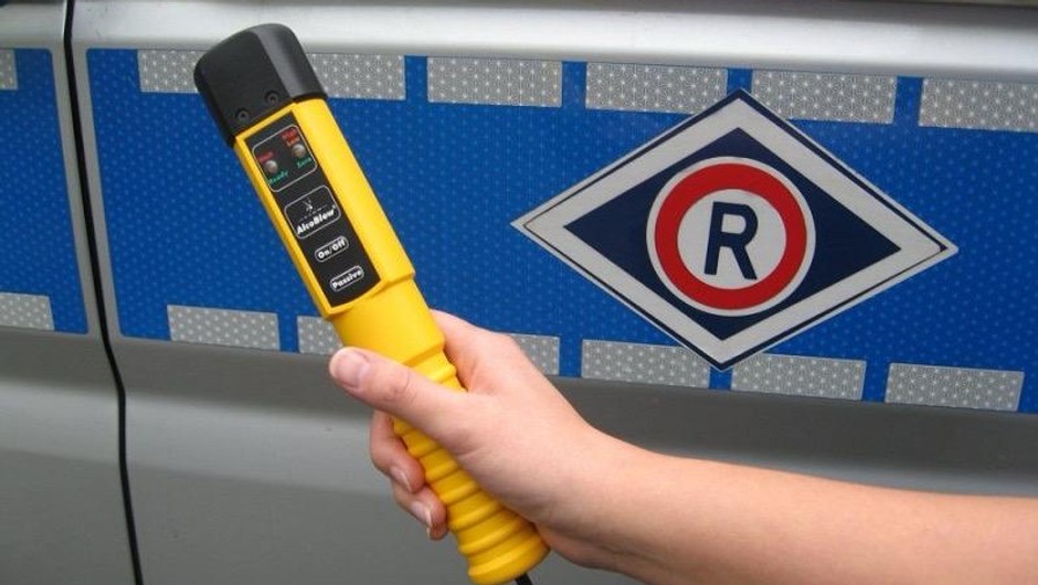 Obraz pochodzący z serwisu https://konin.policja.gov.pl/w10/aktualnosci/254273,POLICJANT-PO-SLUZBIE-UDAREMNIL-DALSZA-JAZDE-NIETRZEZWEMU.html