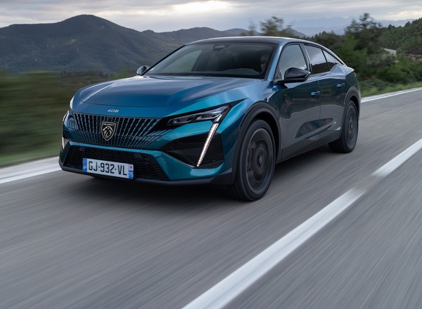 Peugeot 408 przyciąga spojrzenia. Co to za model?