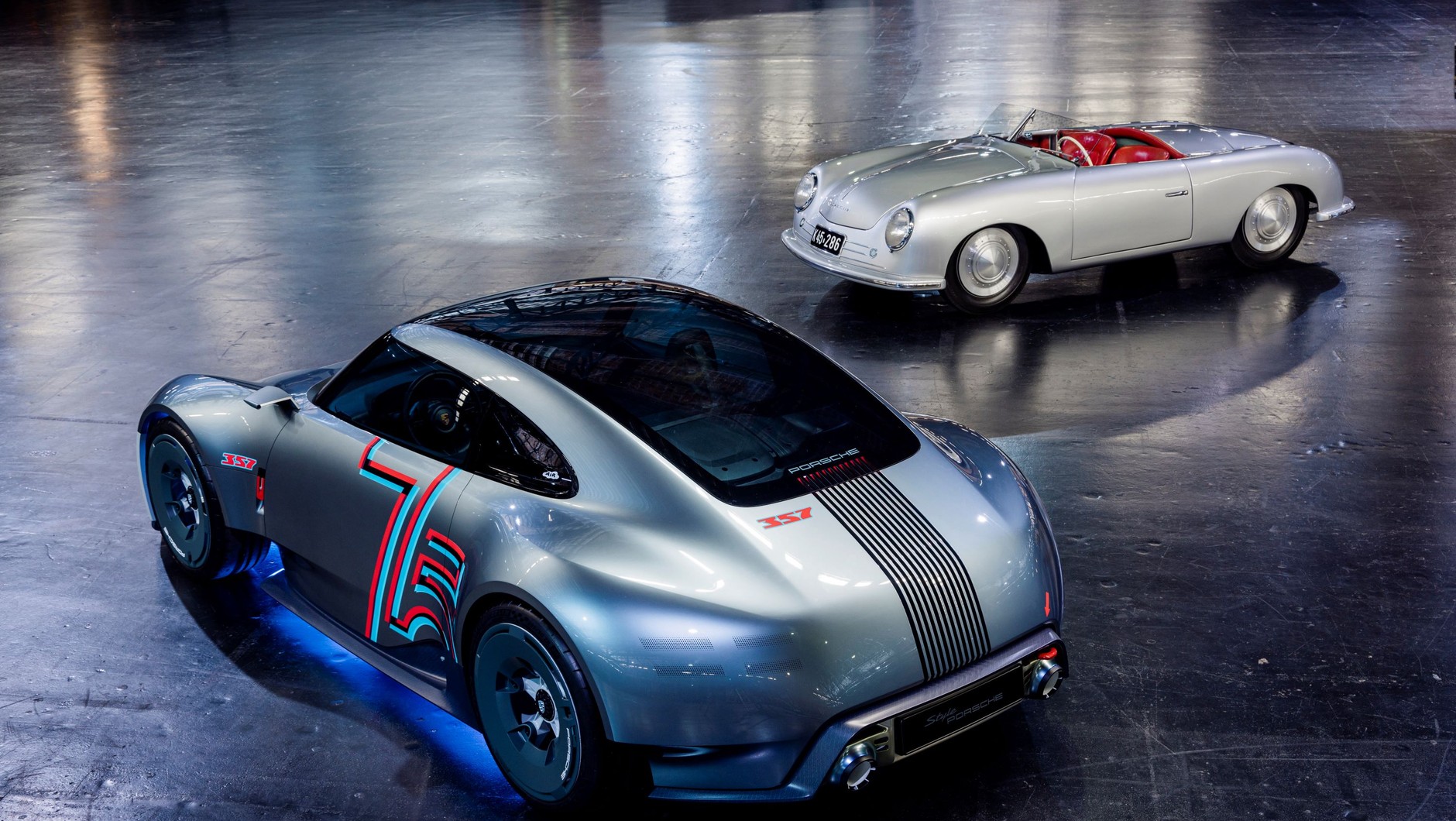 Porsche Vision 357, w tle po prawej: Porsche 356 No 1 Roadster (1948 r.)