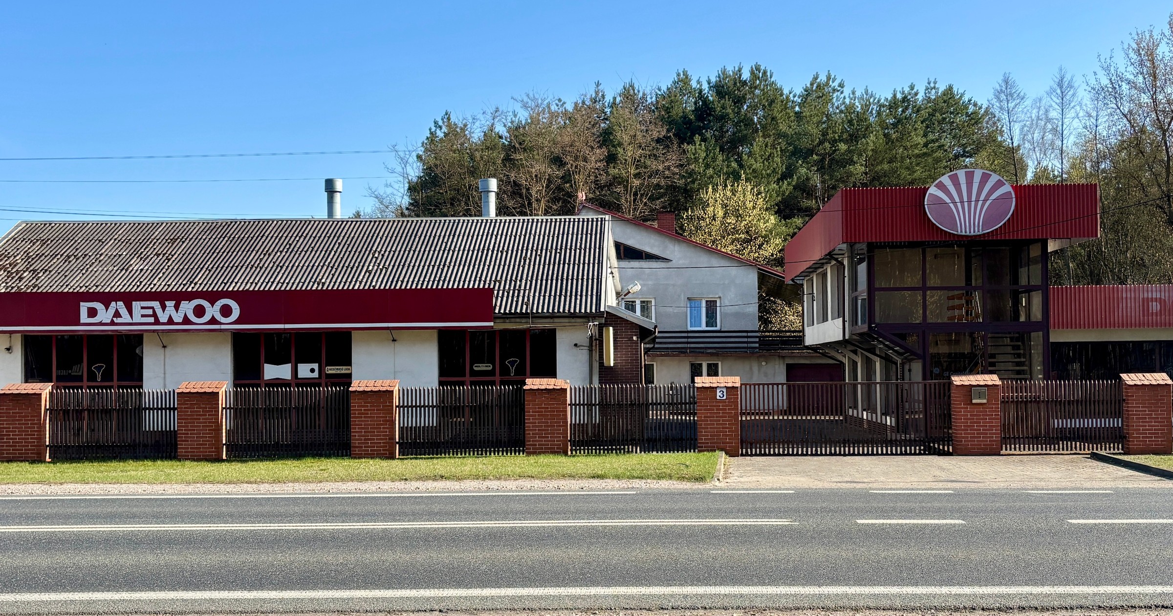 Opuszczony salon Daewoo przetrwał do dziś