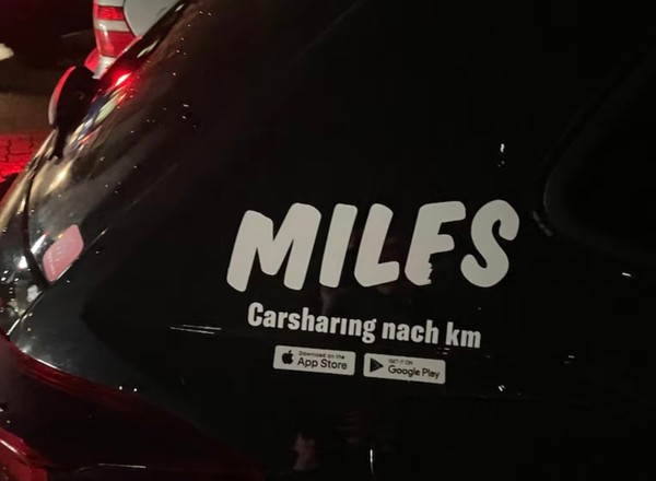 Po ulicach jeżdżą setki aut z napisem "MILFS". O co chodzi?