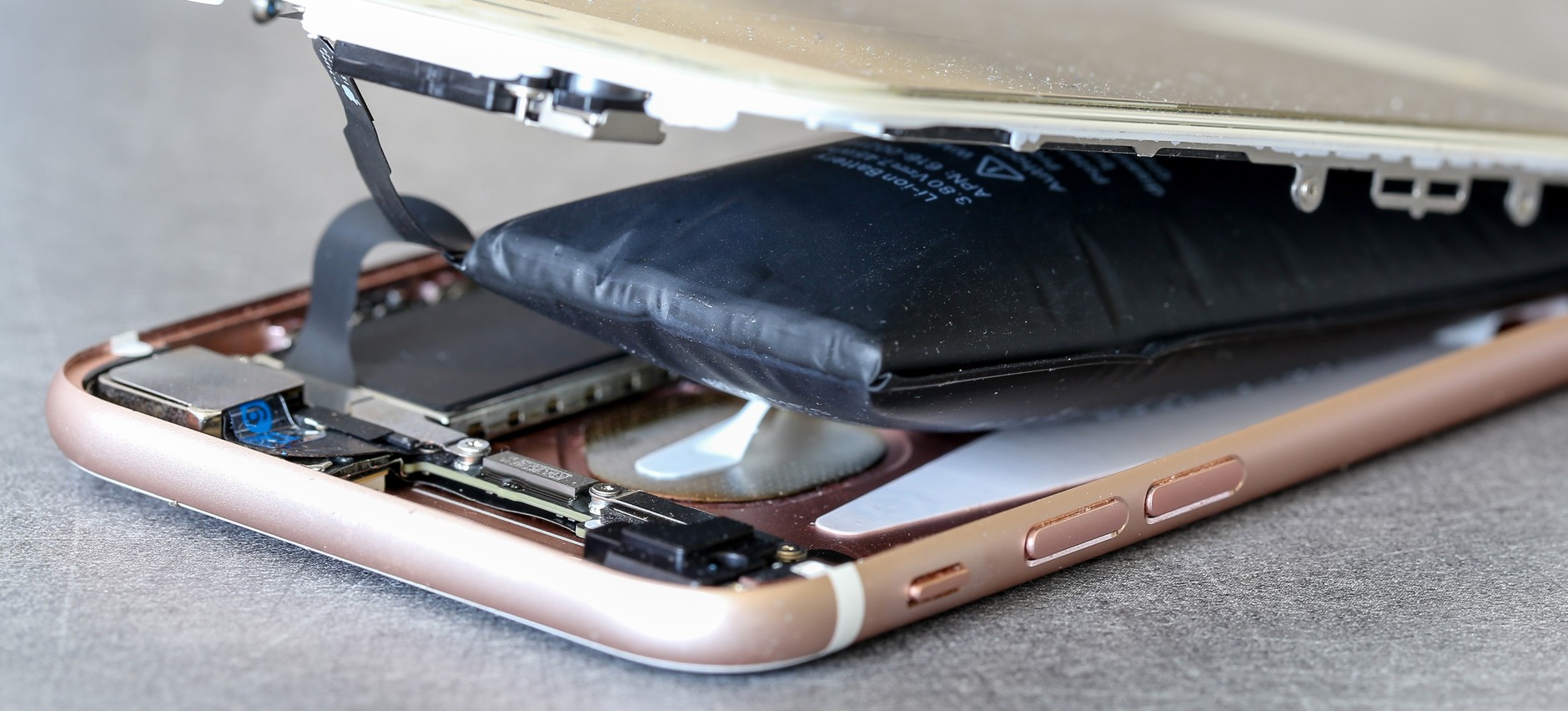 W skrajnych przypadkach przegrzana bateria może spuchnąć tak bardzo, że rozerwie obudowę telefonu. 