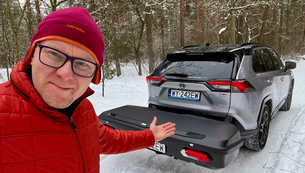 Box na hak Thule Arcos XL w pełni zastępuje duży box dachowy, bez problemu mieszczą się w nim narty. Oczywiście, są ograniczenia