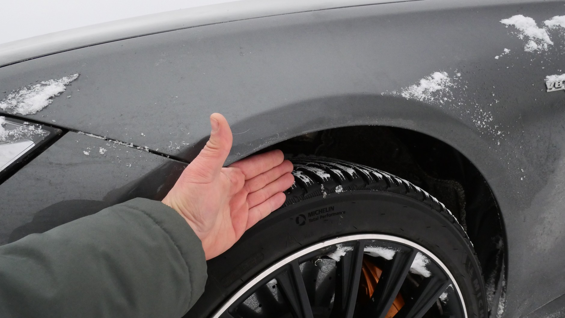 Mercedes S63 AMG E Performance: pneumatyczne zawieszenie można unieść, dzięki czemu śnieg przestaje być&nbsp;poważnym problemem.