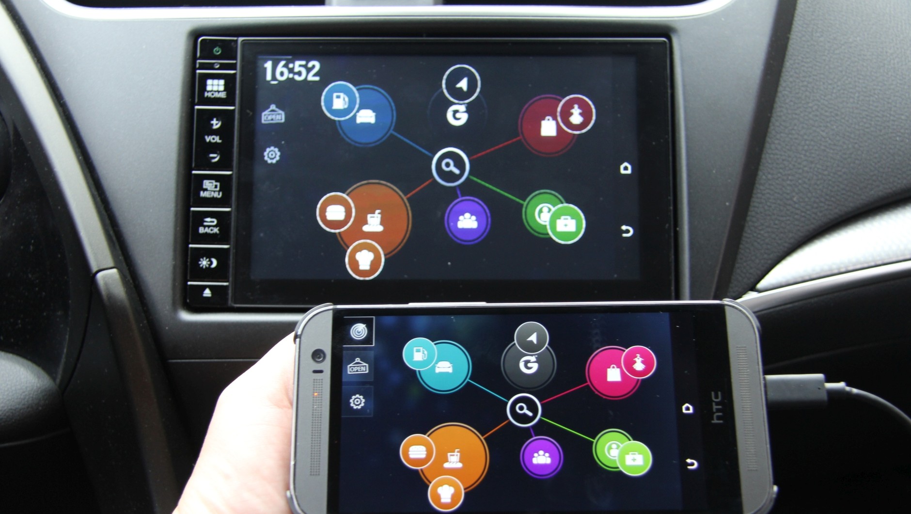Honda Civic Connect. Bez większych problemów uruchomiliśmy na postoju aplikację VW do wyszukiwania miejsc POI.