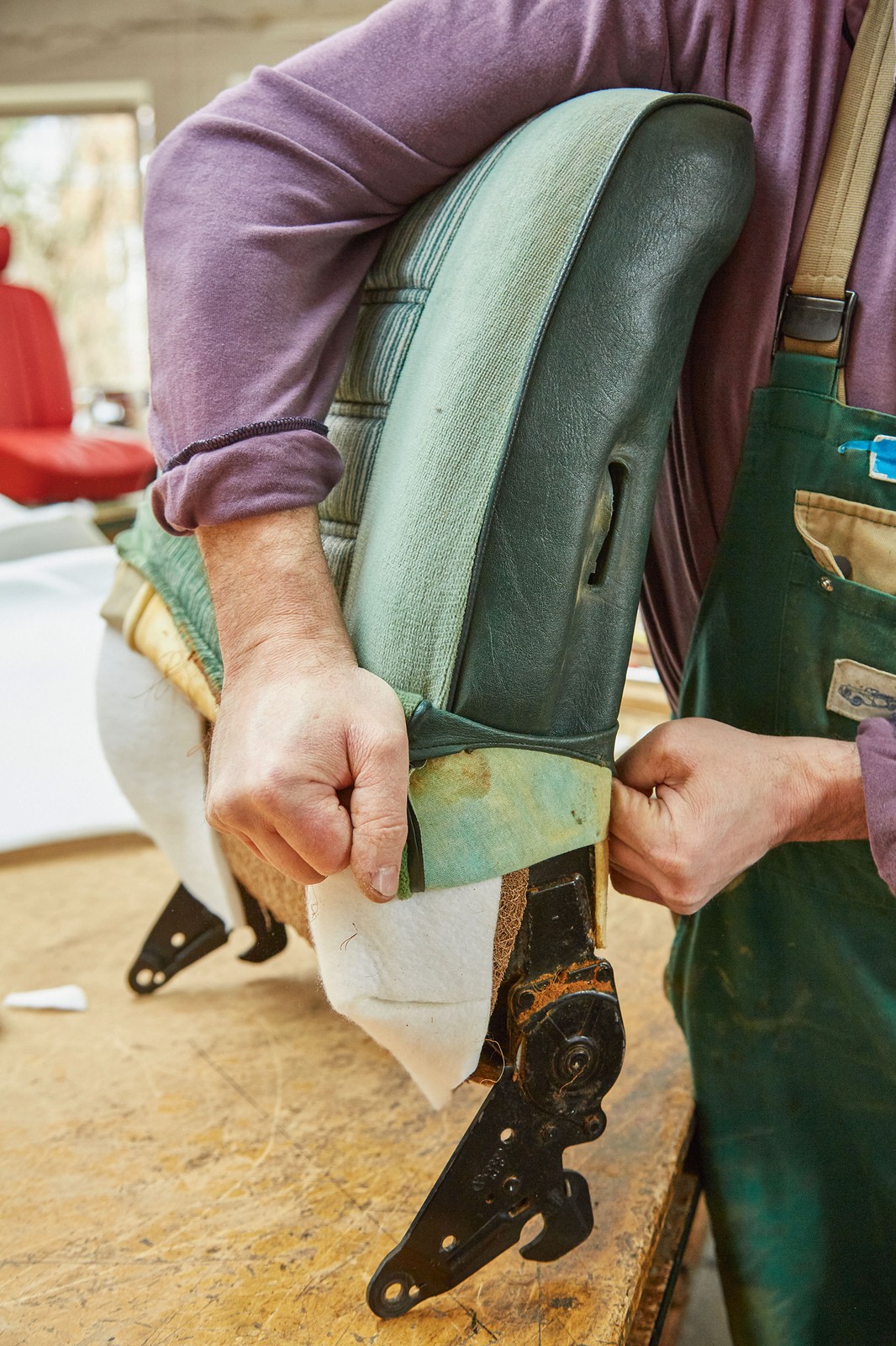 Jak samodzielnie naprawić zniszczoną tapicerkę?