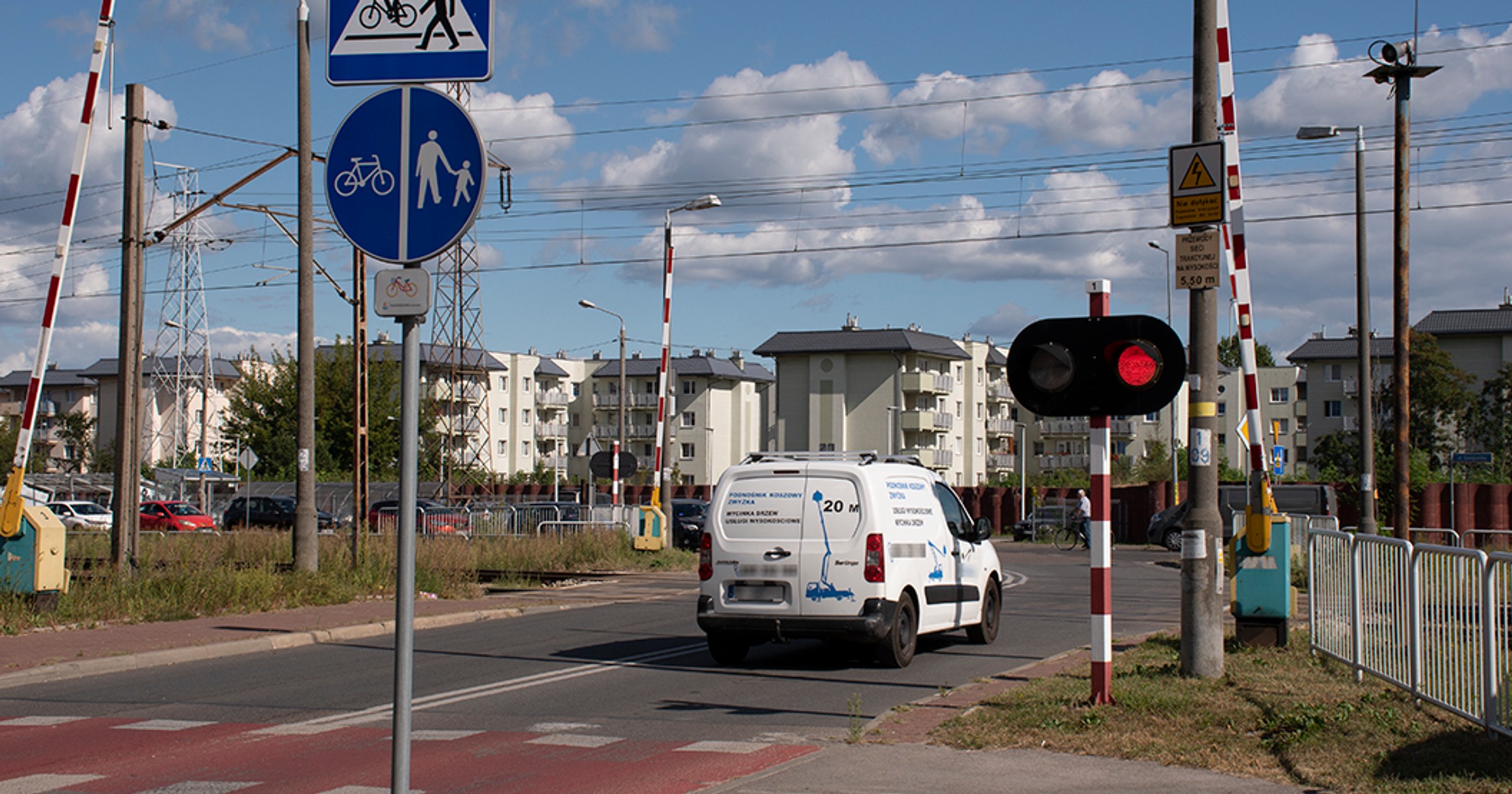 Za wjazd na czerwonym świetle na przejazd kolejowy już wkrótce grozić będzie nie tylko wysoki mandat, ale i zabranie prawa jazdy na trzy miesiące. 