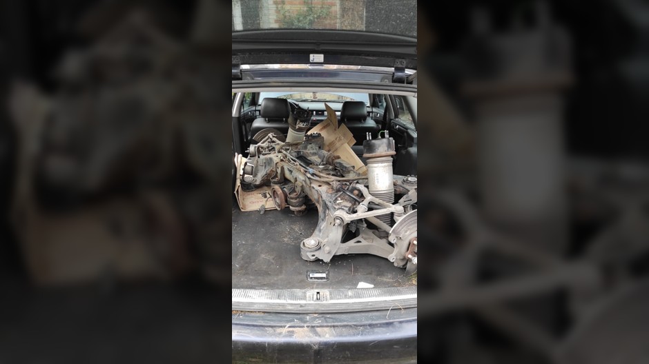 Wieźli go rozrzutnikiem. Uwagę policjantów przykuł jeden szczegół