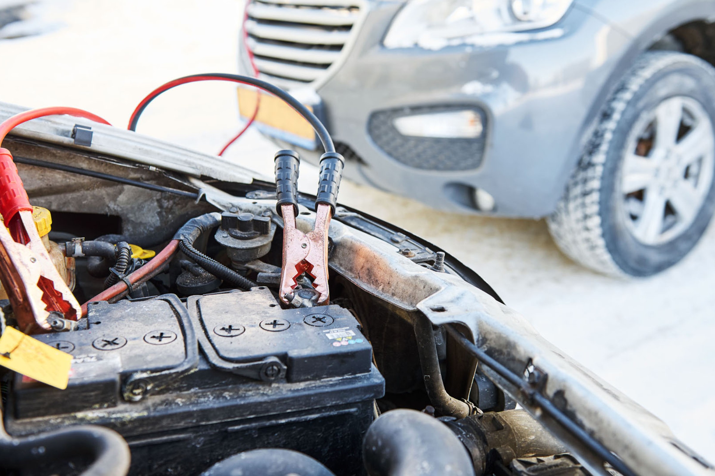 Akumulator może zamarznąć na kość. Podpowiadamy, co zrobić, żeby wytrzymał mrozy