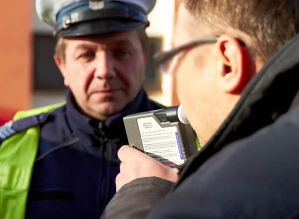 Chętnie pomagamy… pijanemu wsiąść za kierownicę