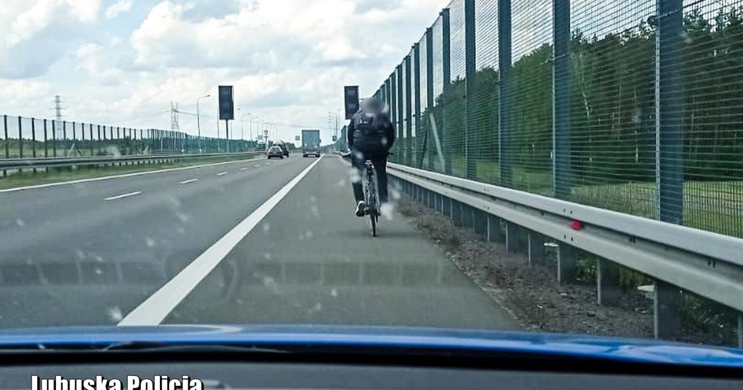 Rowerzysta jechał drogą ekspresową