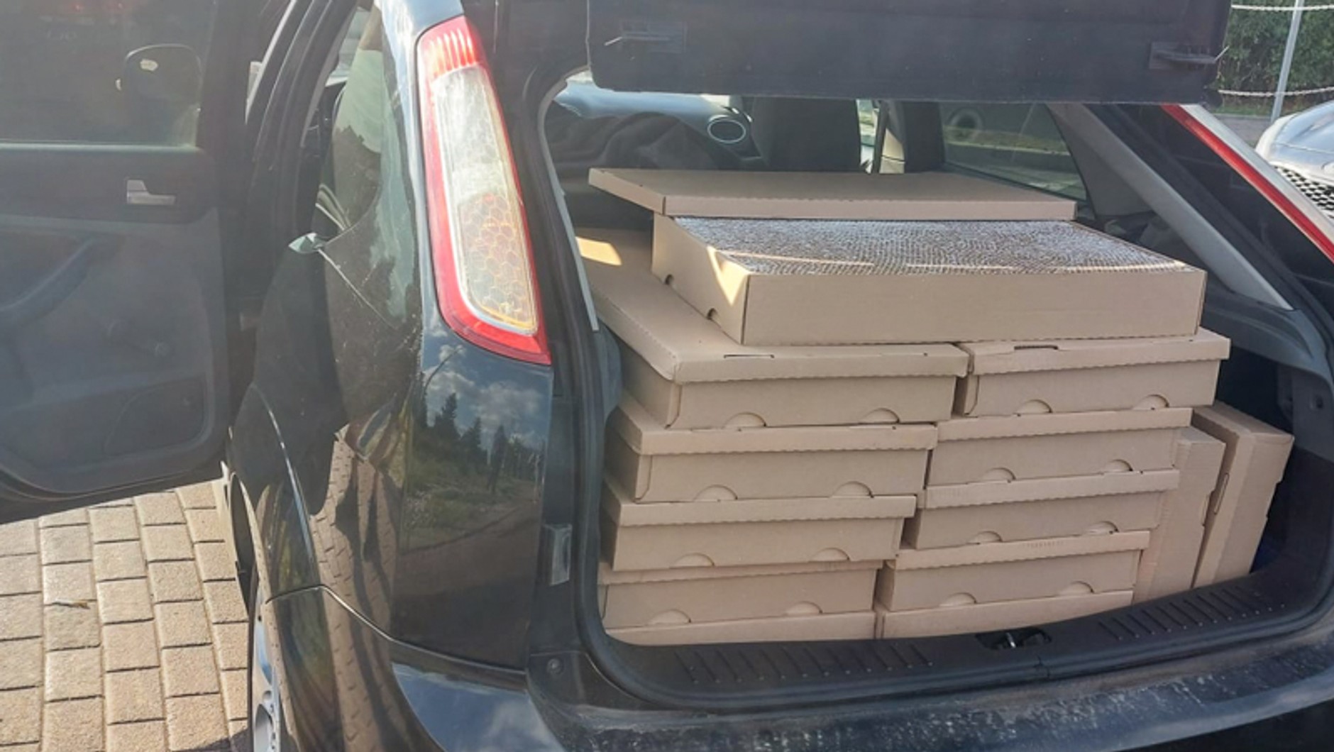 Auto wypakowane kartonami z nielegalnymi papierosami