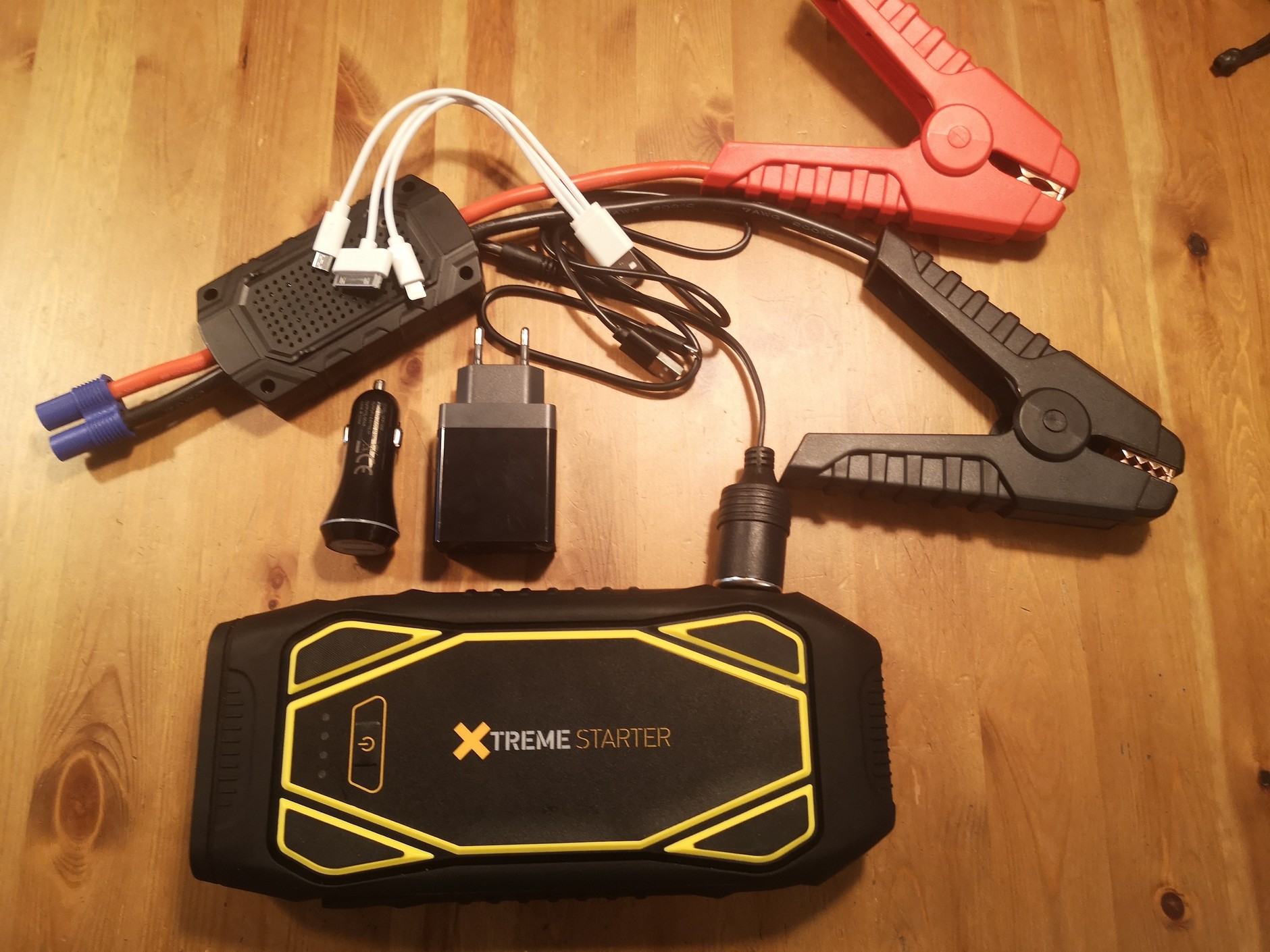 Zestaw kabli i końcówek pozwala naładować albo zasilać bardzo wiele różnych urządzeń, w tym telefony i laptopy