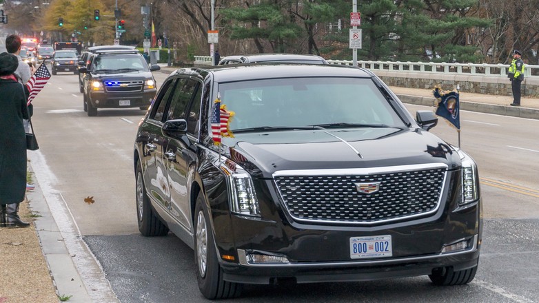 Prezydent Donald Trump jest skazany na dożywotnią jazdę na tylnej kanapie – nawet po zakończeniu kadencji nie będzie mu wolno prowadzić auta na drodze publicznej.