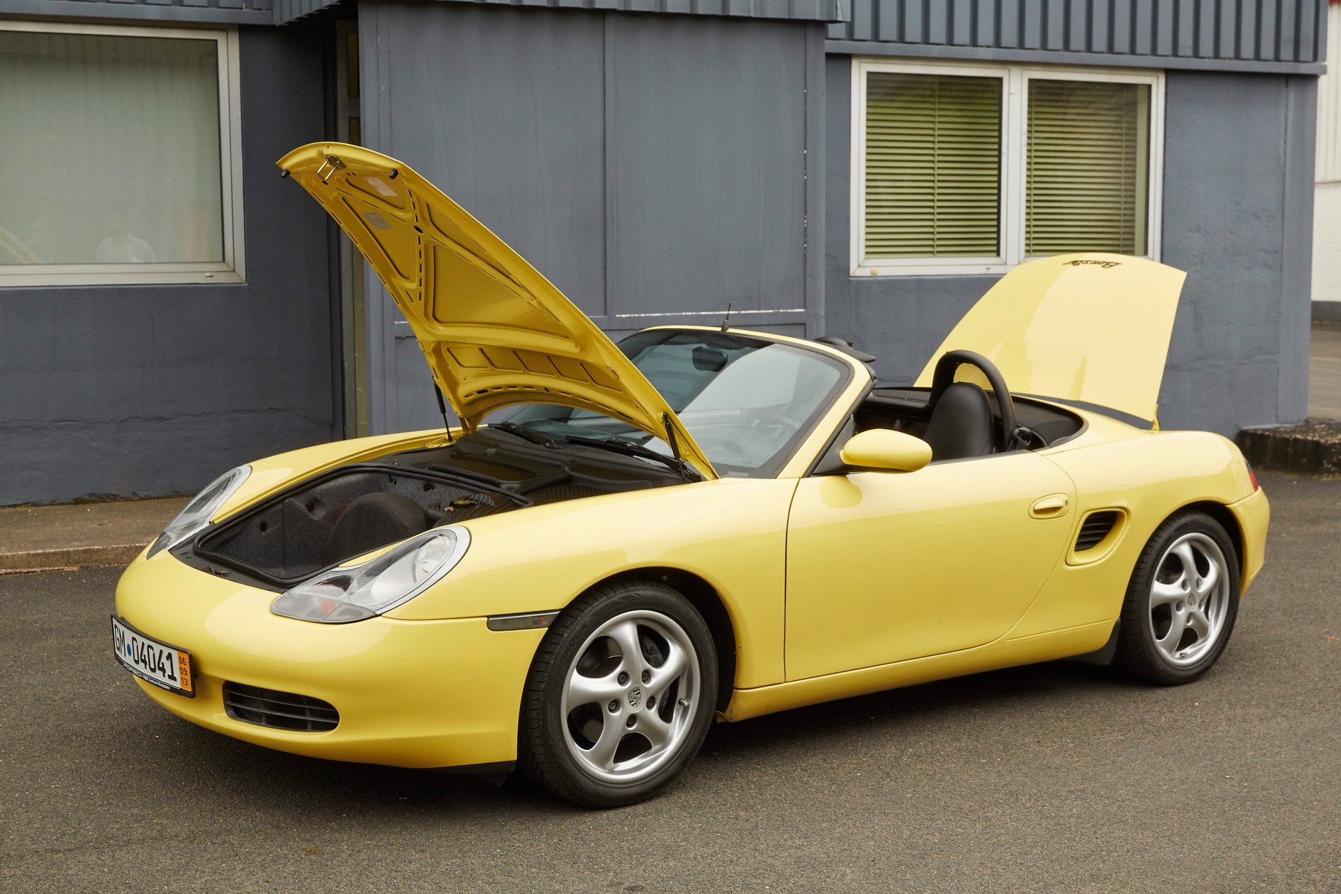 Dwa bagażniki – z przodu i z tyłu. Silnik umieszczono centralnie.