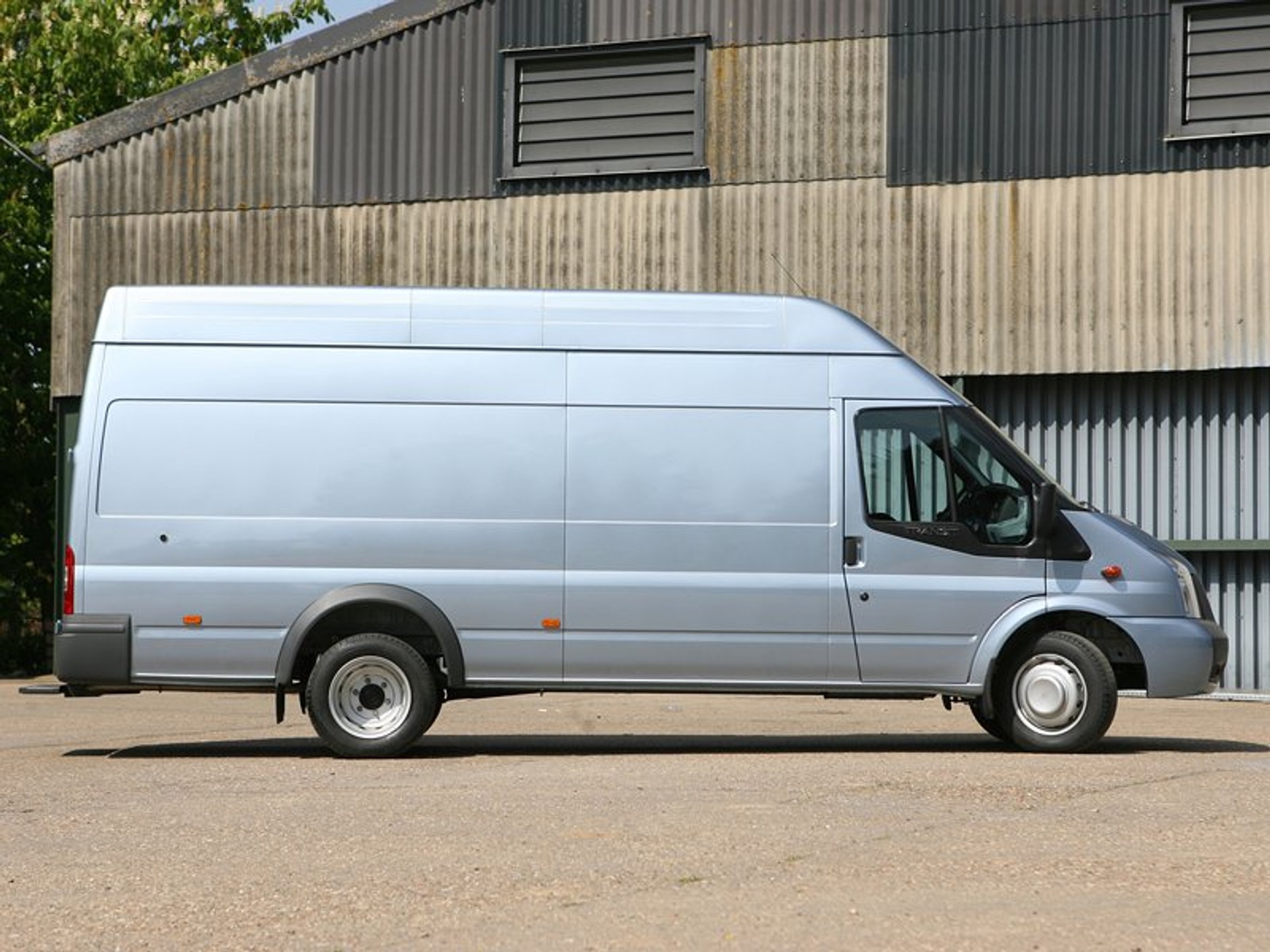 Ford Transit: mocniejszy (3,2 TDCi 147 kW/200 KM) i ładowniejszy (4,6 t)