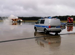 Zderzenie samochodu z samolotem w Polsce. Kierowca uciekł i zabarykadował się w hangarze