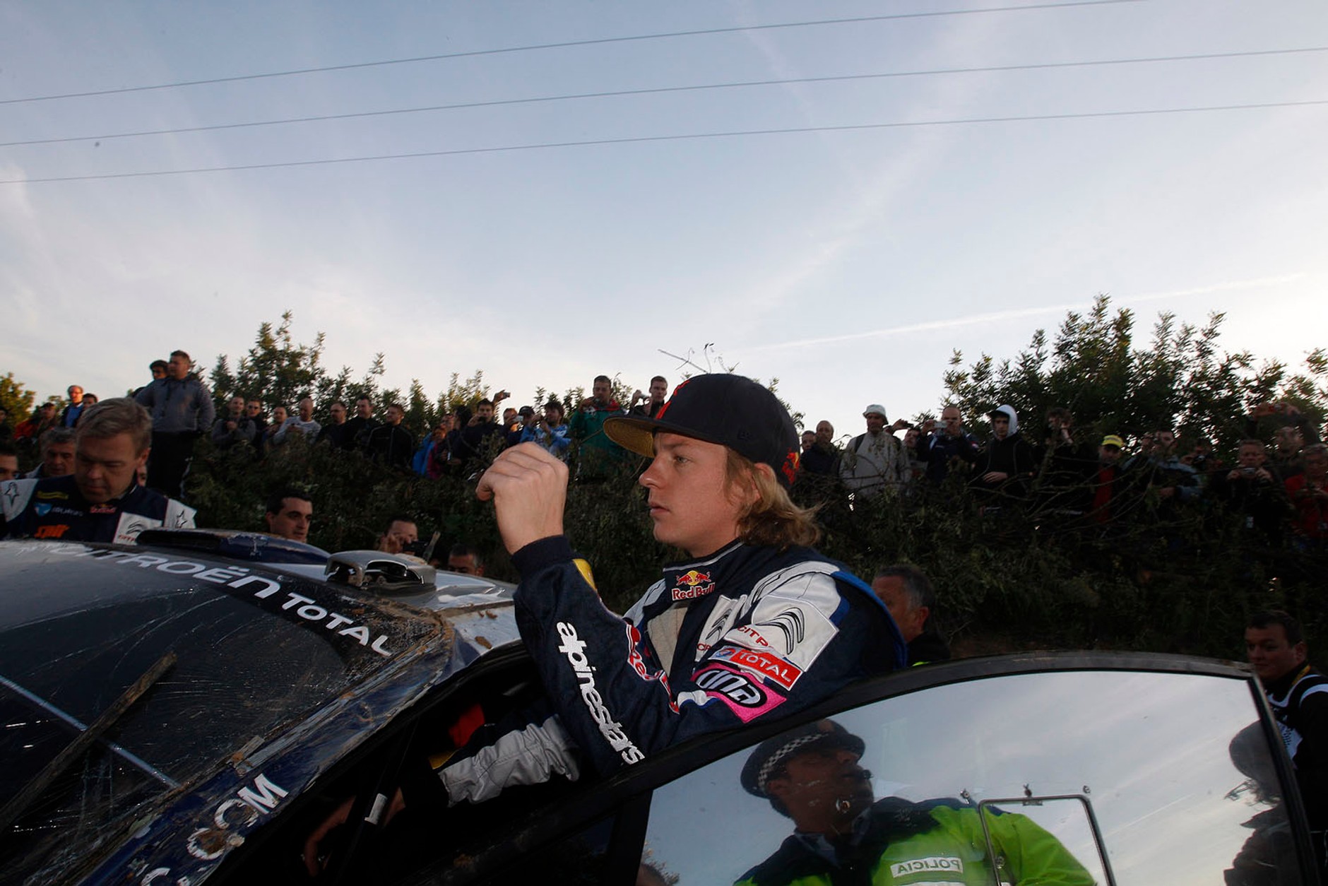 Rajd Hiszpanii 2010: jak ratowali po wypadku Räikkönena (zdjęcia: Rallyworld©Willy Weyens)