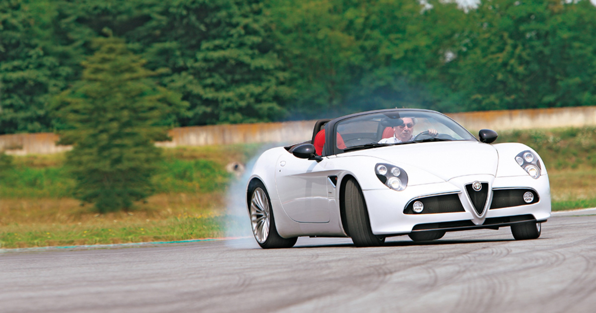 Alfa Romeo 8C Spider - Białe marzenie
