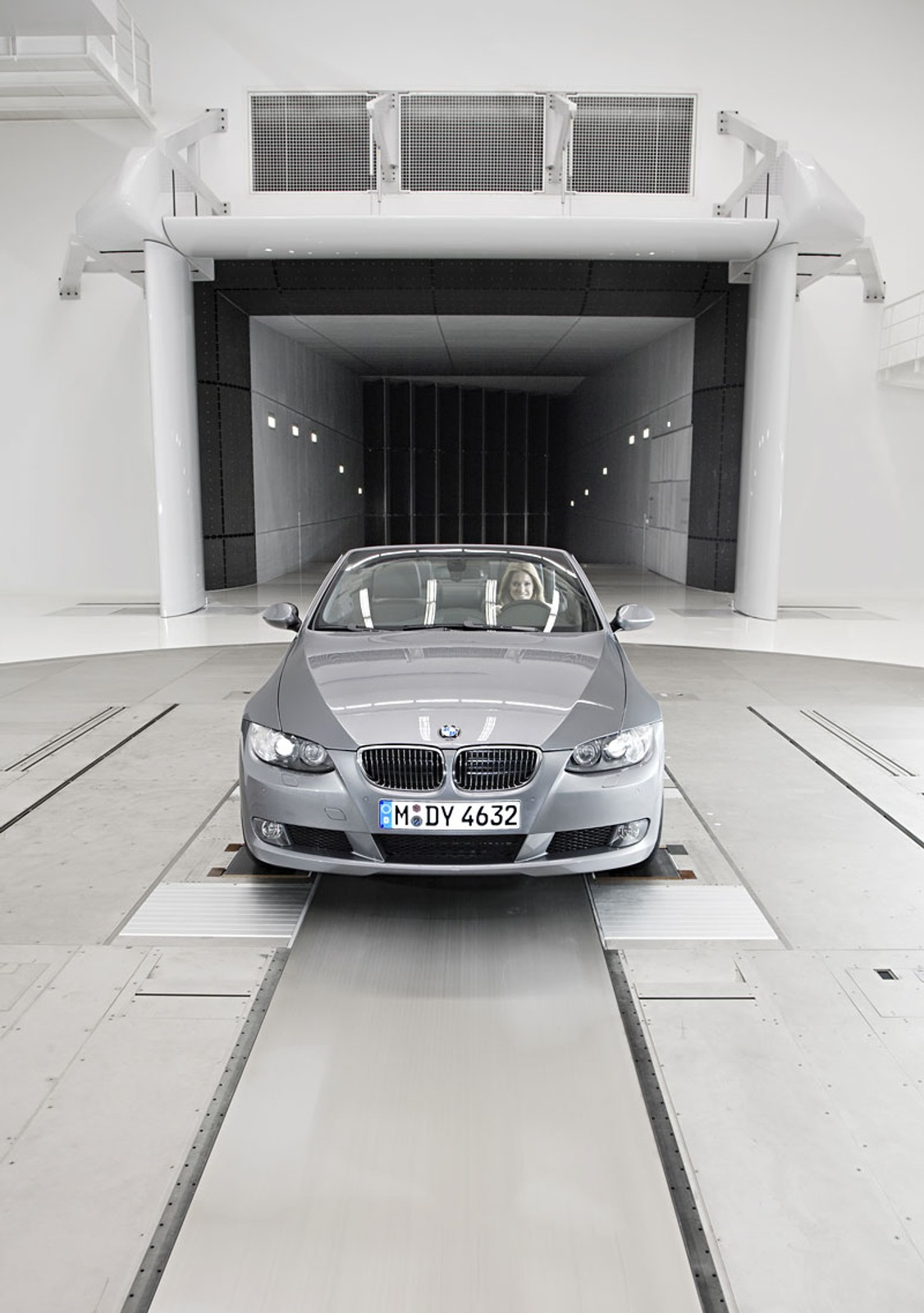 Blond bogini w tunelu aerodynamicznym BMW