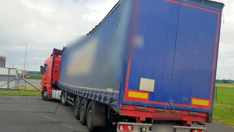 Ciężarówka ze źle zabezpieczonym granulatem była przechylona na prawą stronę