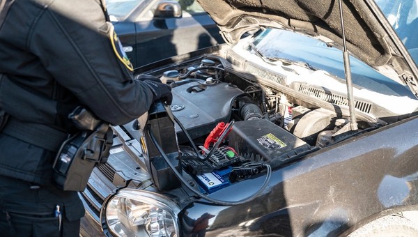 Awaryjne odpalanie samochodu na mrozie przez strażniczkę miejską