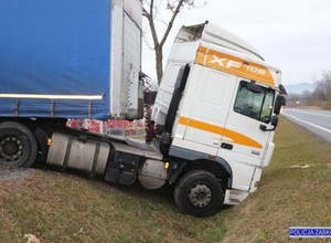 Wpadł do rowu i poprosił o pomoc strażaków. Okazało się że był kompletnie pijany