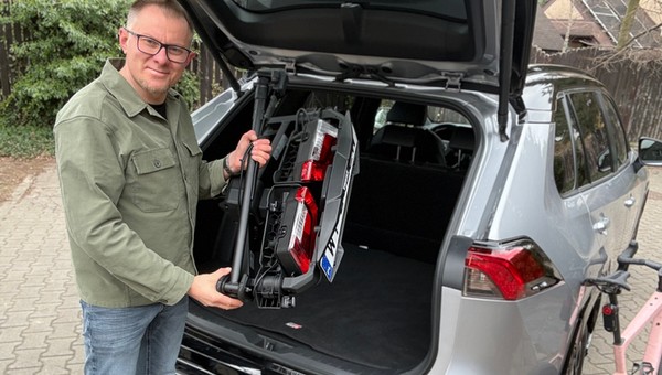 Thyle VeloLite – prosta platforma rowerowa na hak – jest bardzo lekki i po złożeniu z łatwością mieści się w bagażniku samochodu