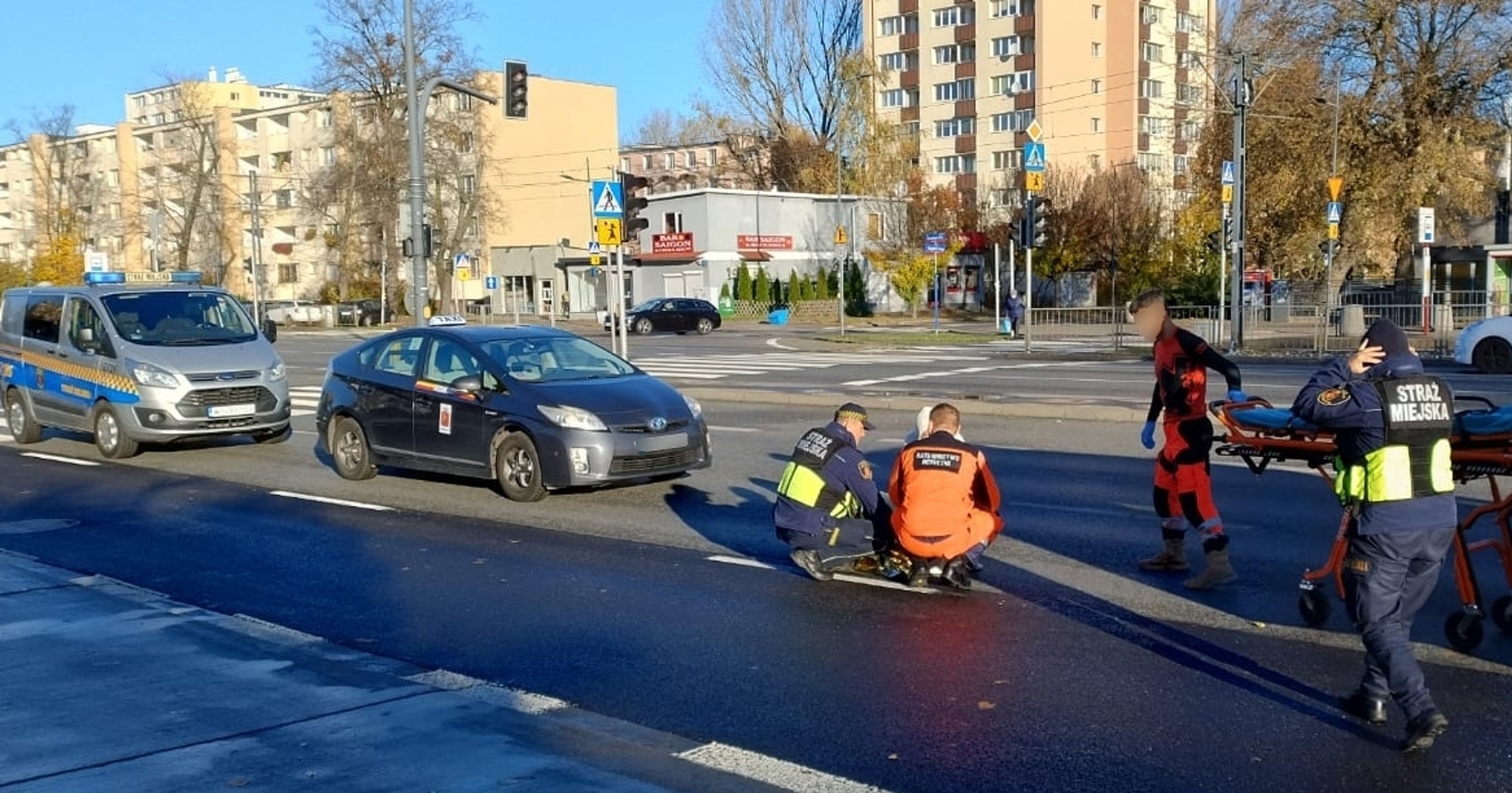Taksówkarz potrącił na pasach kobietę. Twierdzi, że oślepiło go słońce