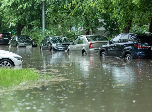 Prawie nowe, tanie i bezwypadkowe. Wyjaśniamy, czy warto kupić auto po zalaniu