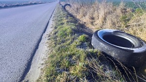 Drogowcy zmagają się z prawdziwą plagą. Ktoś masowo wyrzuca stare opony przy drogach