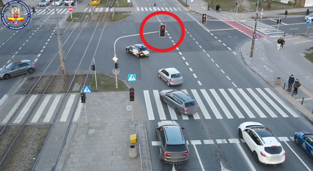Dron nagrał kierowców w Warszawie, przejeżdżających na czerwonym świetle