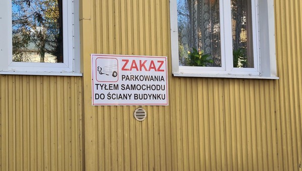 Parkowanie na osiedlu: tyłem do budynku, przodem, wzdłuż drogi – co mówią przepisy?