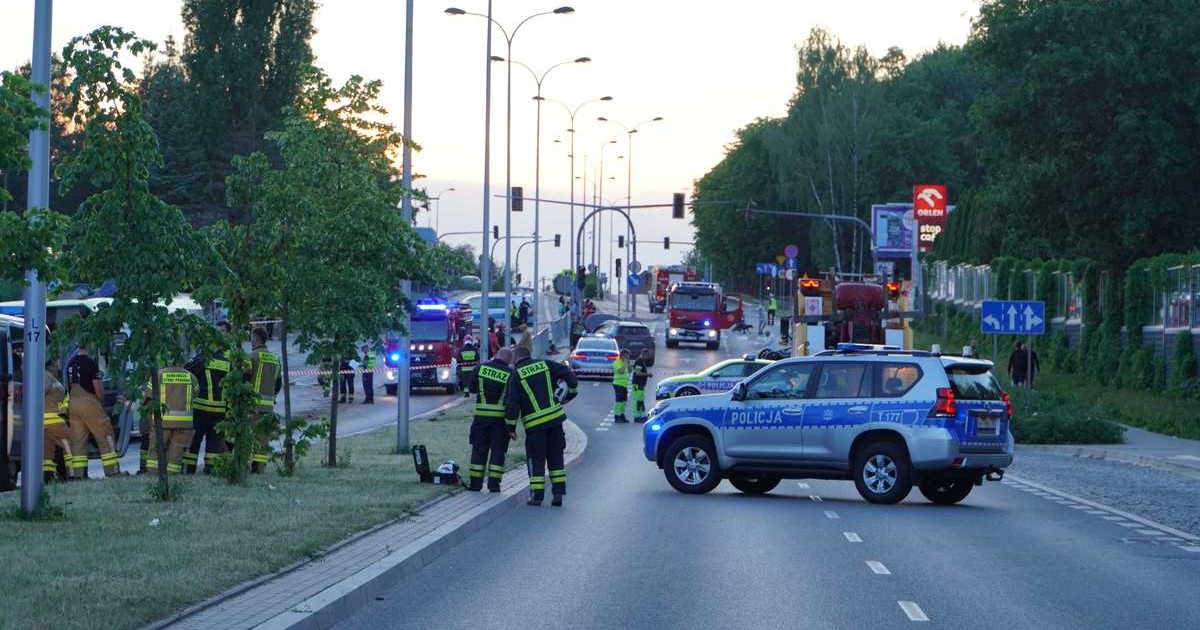 Kierowca ciężarówki, który staranował w Olsztynie cztery samochody, autobus i ranił 12 osób trzeźwieje w areszcie