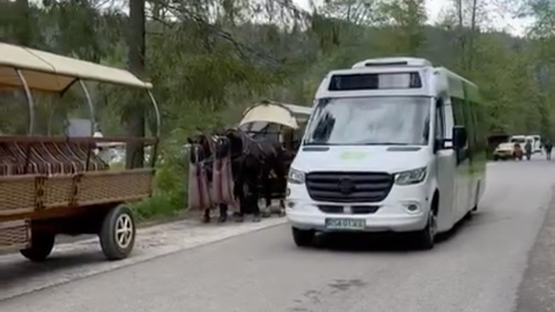 Elektryczny bus na razie jest w fazie testów. Być może tego typu pojazd stanie się środkiem transportu dla osób zmierzających do Morskiego Oka