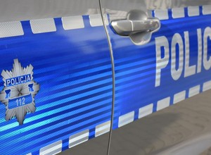 Na policyjny parking wjechała laweta. Kierowca usiadł na miejscu pasażera