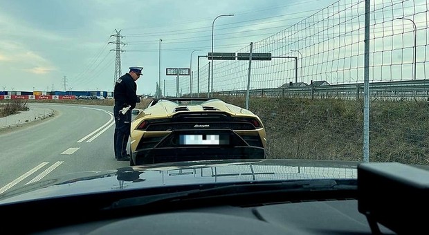 Spektakularna kontrola na S7. Policjanci zatrzymali Lamborghini Huracan EVO Spyder
